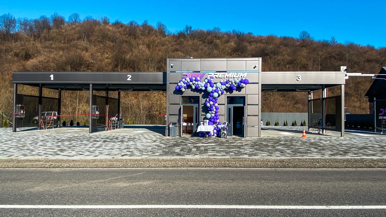 Мийка самообслуговування DE-WASH у вечірньому освітленні